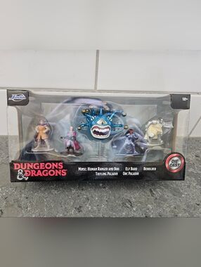 Dungeons & Dragons Beholder and Adventurer Figure 5-Pack - Blue Beholder